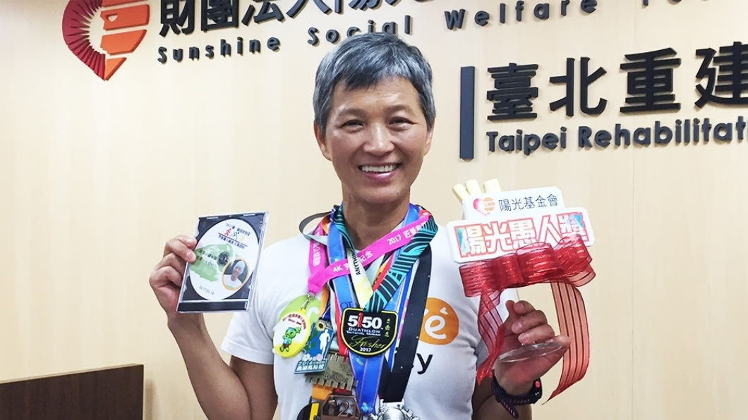 小曠老師以跑馬精神助陽光傷友突破困境,獲頒「陽光愚人獎」。圖/陽光基金會提供