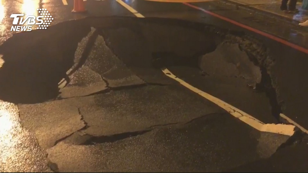 台南下雨又傳路面塌陷 結果虛驚一場