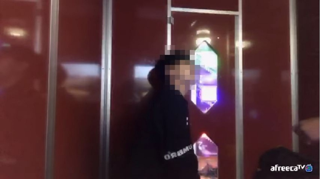 過程中有陌生男子突然闖入。(圖/翻攝自YouTube)