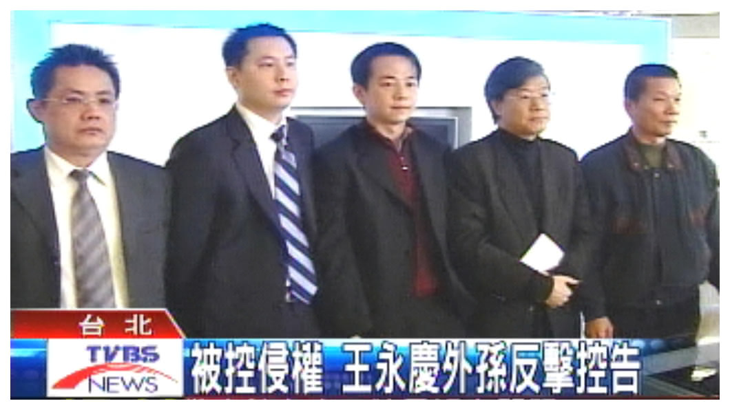 陳主望(左二)和張心望(左三)兩人從最初名字裡都有「望」而惺惺相惜,日後卻因張心望誠信出軌而對簿公堂。威望估算張心望在總經理職務時對公司造成的權利及財務損失,至少10億元。圖/TVBS