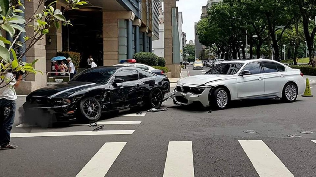 台中市街頭發生寶馬和野馬車禍意外，警方正在釐清肇事責任。(圖／翻攝自爆料公社)