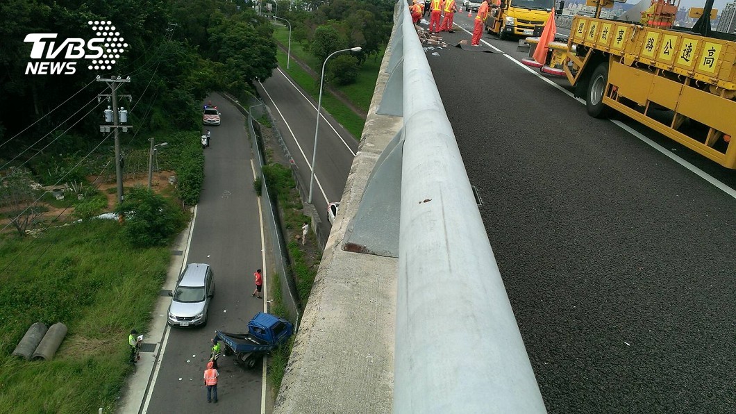五楊高架首起墜落意外 小貨車爆胎失控釀2傷