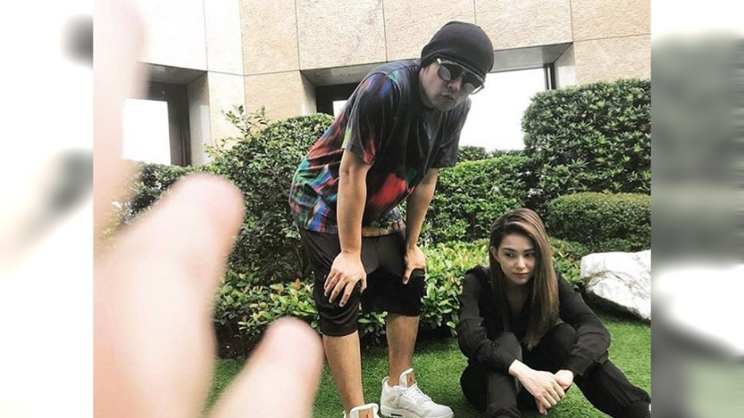 小周周的手意外入鏡。圖/翻攝自昆凌IG