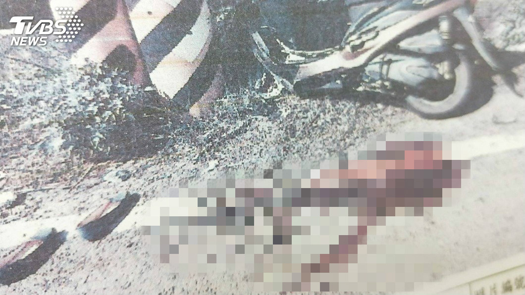 一名女子騎車時不明原因撞上電線桿，不幸慘死。(圖／TVBS)