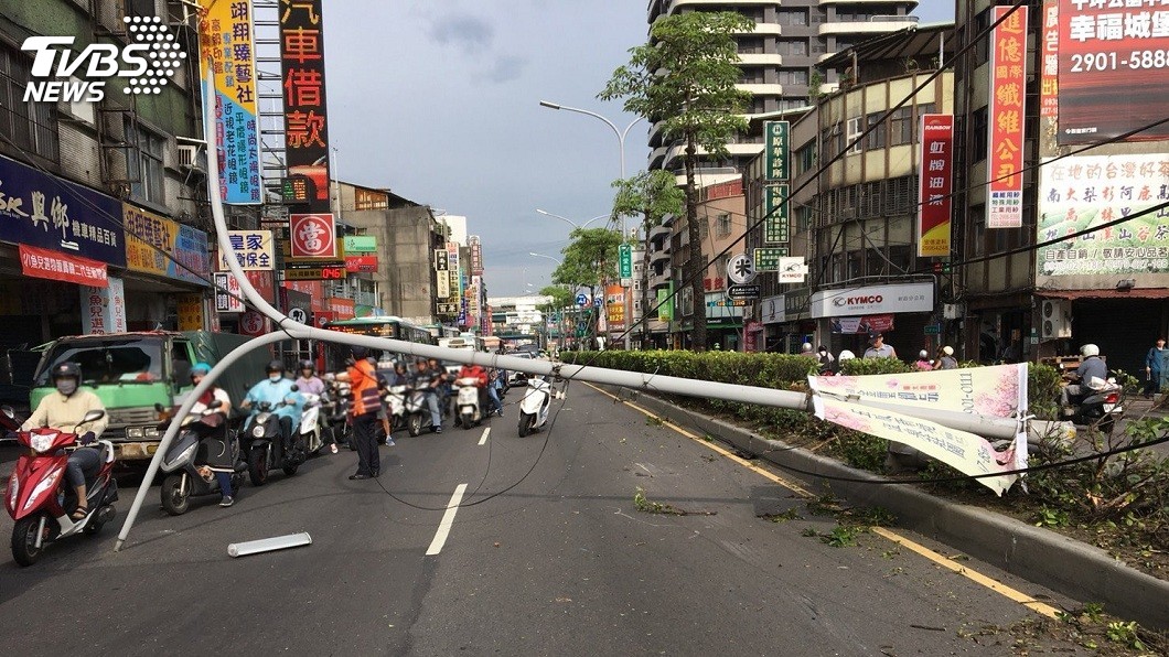 新莊中正路發生路燈被撞倒意外，導致現場交通一片凌亂。(圖／TVBS)