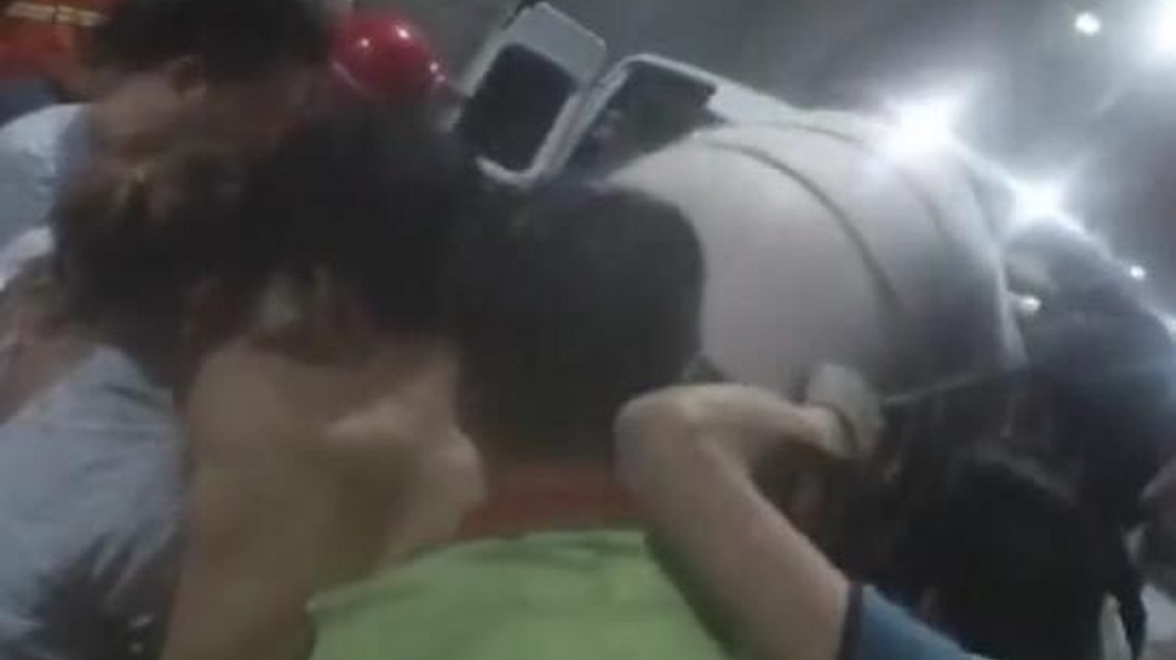 有駕駛發現後通報警方,花了近3小時才將這頭大母豬抓到。(圖/翻攝自中國新聞網)