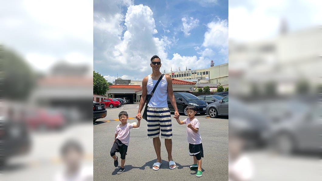 從黑人的IG可見,滿3歲的飛翔兄弟,已長高到190公分的黑人腰部。圖/翻攝陳建州IG