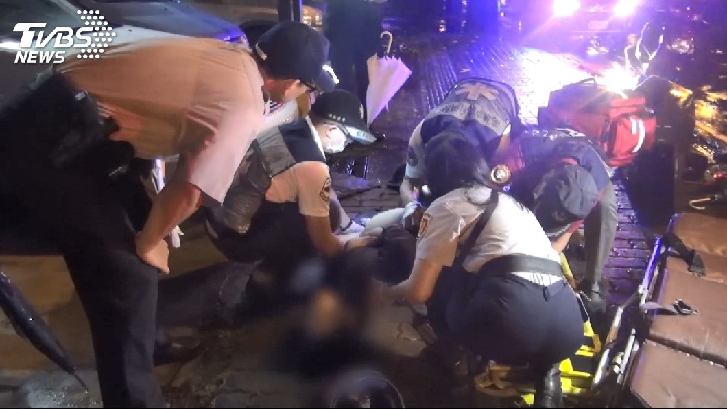一對男女當場被拋飛,現場人員幫忙急救。(圖/TVBS)