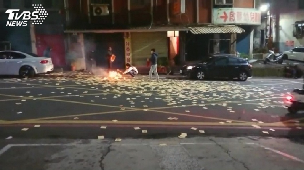 4名男子在跨年夜到捷運站後方施放煙火被取締，隔天跑到消防隊前灑冥紙叫囂。(圖／TVBS)