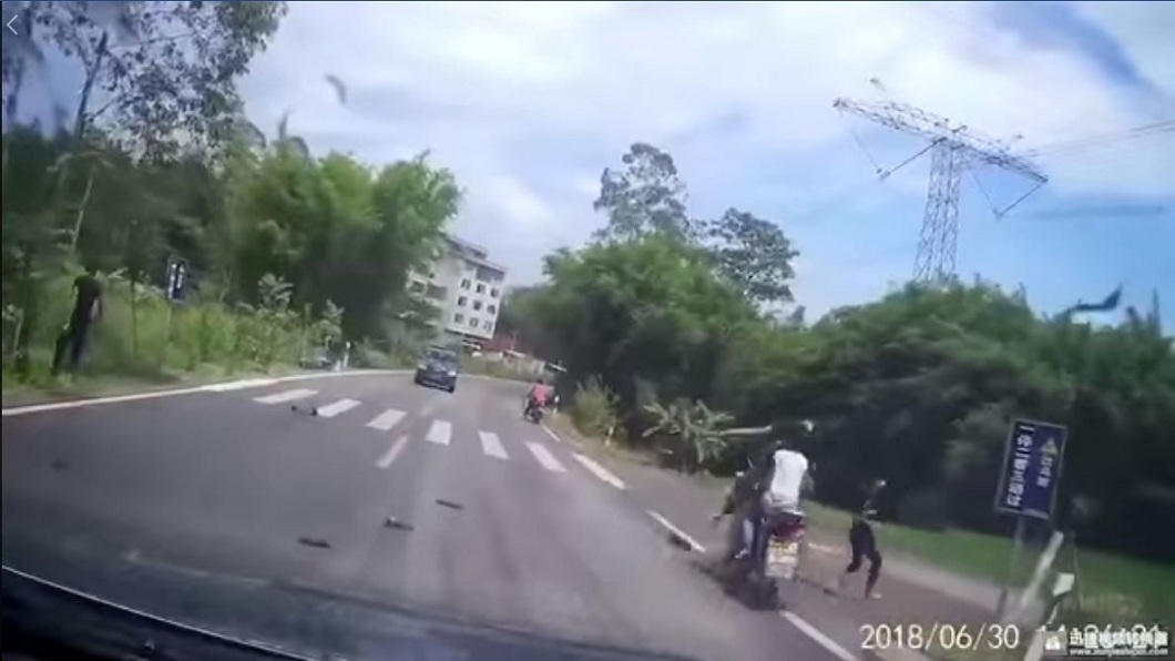 其中一名青少年起身後往路邊跑,結果又遭後方一輛雙載機車撞上。(圖/翻攝自爆笑公社)