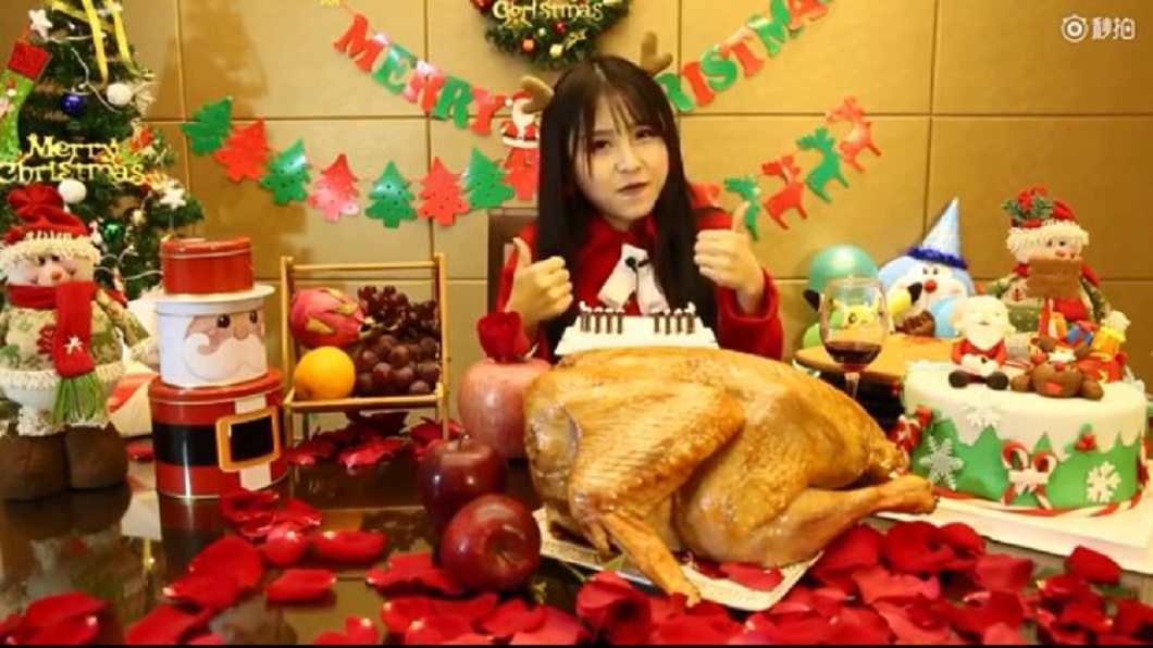 正妹自曝2個月伙食費花了近百萬,卻被網友吐槽。(圖/翻攝自秒拍)
