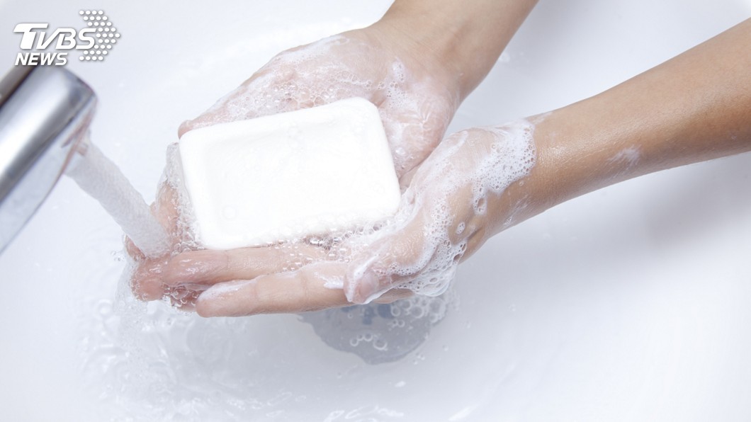 示意圖／TVBS 肥皂洗手最抗菌　專家：滅菌液別噴小孩皮膚
