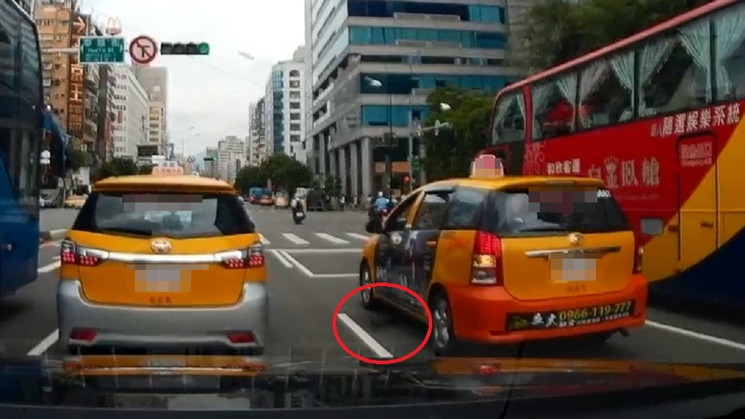 是有沒有這麼急?一名小黃運將在台北市交通往來頻繁的北車街頭,竟然在停等紅燈時,直接在大馬路上開門小便。過程被後方車輛的行車紀錄器拍下後上傳到臉書社團「爆廢公社」,這離譜的行徑也讓網友們看傻眼,忍不住說「凡走過必留痕跡的概念」、「失禁失禁」。