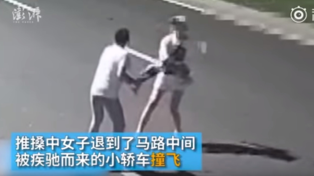 女子與2名男子在酒吧門口發生爭執。圖/翻攝自彭湃新聞