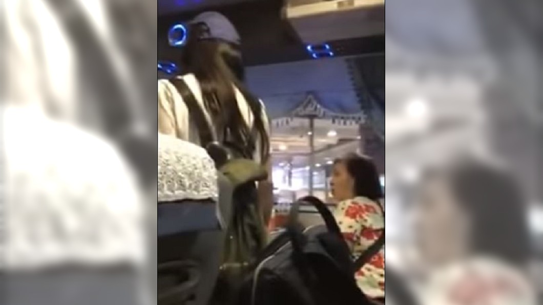 其他乘客不滿,要遲到女下車去講。圖/翻攝自爆料公社