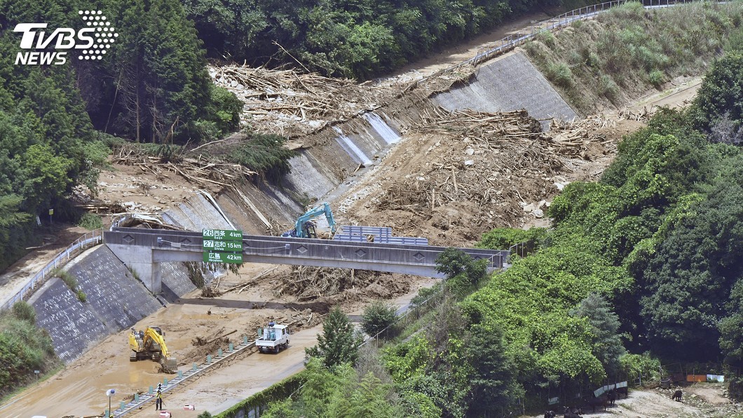 圖／達志影像美聯社 日本奪命雨勢暫緩　當局開挖土石尋人