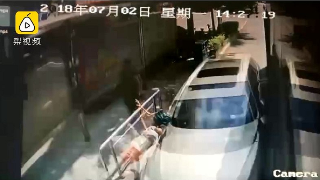 另一名女子則是被轎車撞飛。(圖/翻攝自梨視頻)