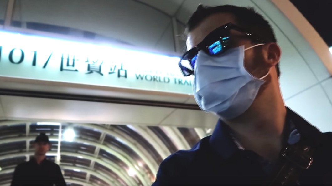 大衛與徒弟兩人還特別戴上墨鏡、口罩喬裝。圖/翻攝YouTube