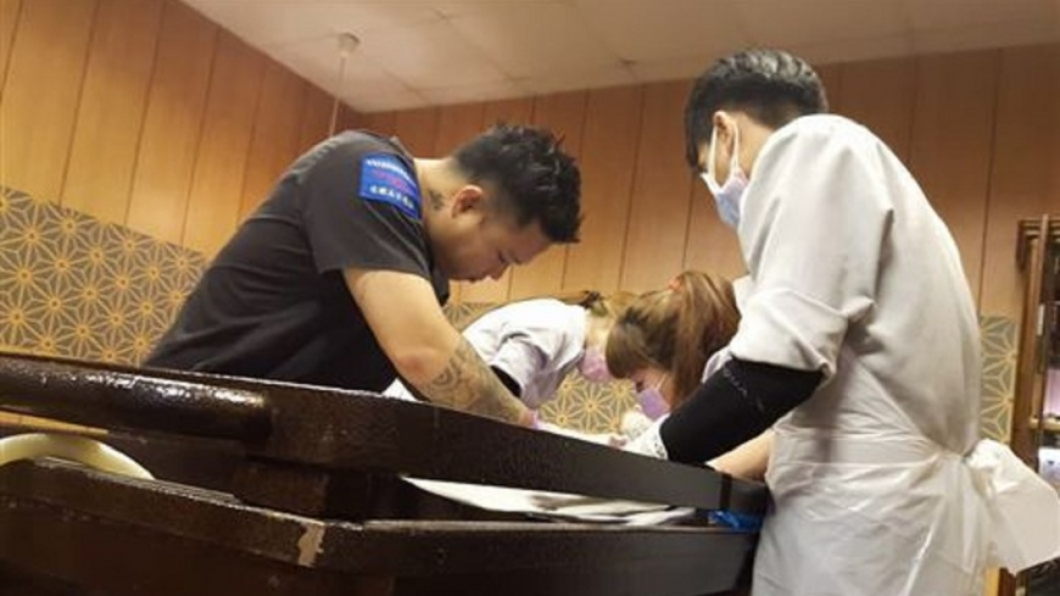 王薇君和修復師、禮儀師等為小妹妹大力奔走,回復生前可愛的模樣。圖/翻攝王薇君臉書