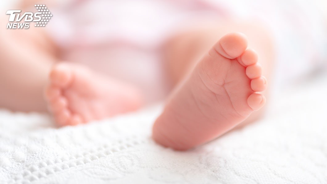 桃園市一名9月大的女嬰在睡覺時窒息身亡，父親發現後悲痛不已。(示意圖／TVBS)