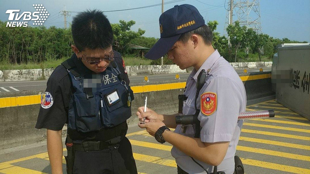 員警獲報到場詢問保全人員車輛翻覆原因。(圖/TVBS)
