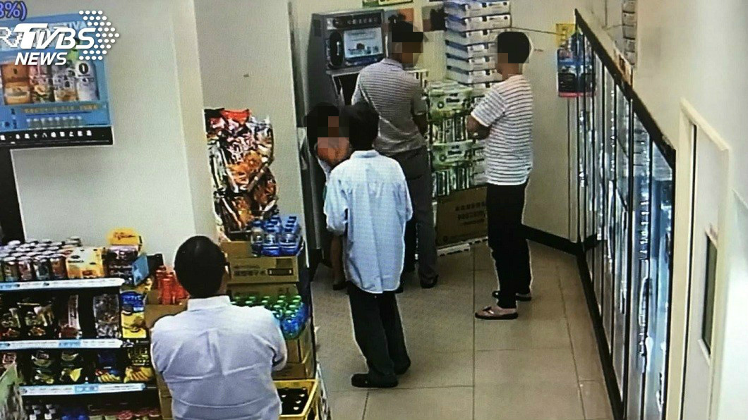 穿條紋上衣的男子疑似不滿前方灰衣男子動作太慢,催促對方動作快一點。(圖/TVBS)