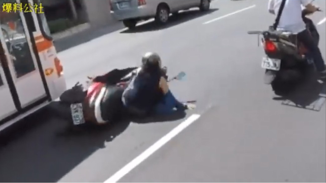 女騎士摔車後往外側道路倒下。圖/翻攝自爆料公社臉書