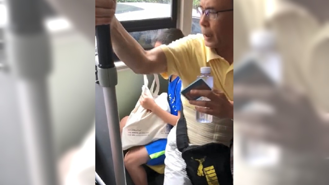 阿伯直接坐在男童大腿上。圖/翻攝自微博