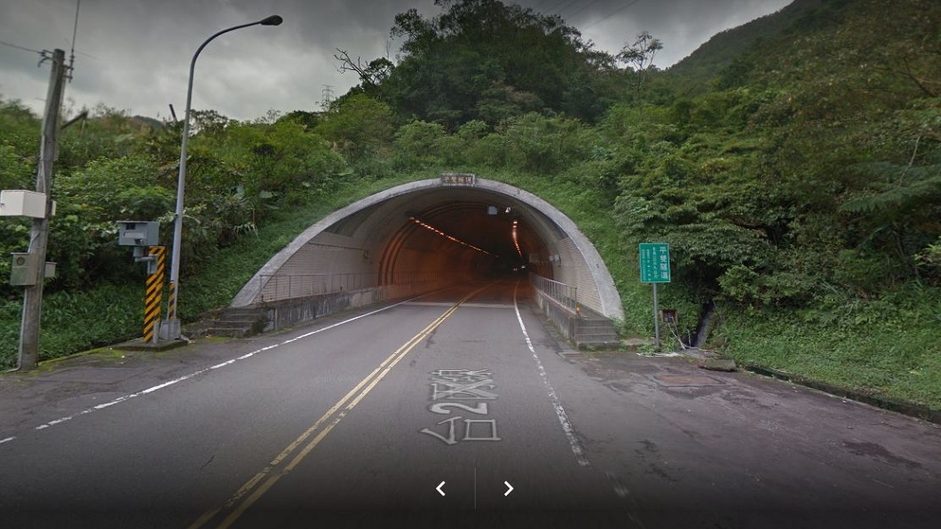 新北市一名男子行經平雙隧道時為了不阻擋救護車而加速通過，事後竟被測速照相開罰1600元。(圖／翻攝自Google Map)