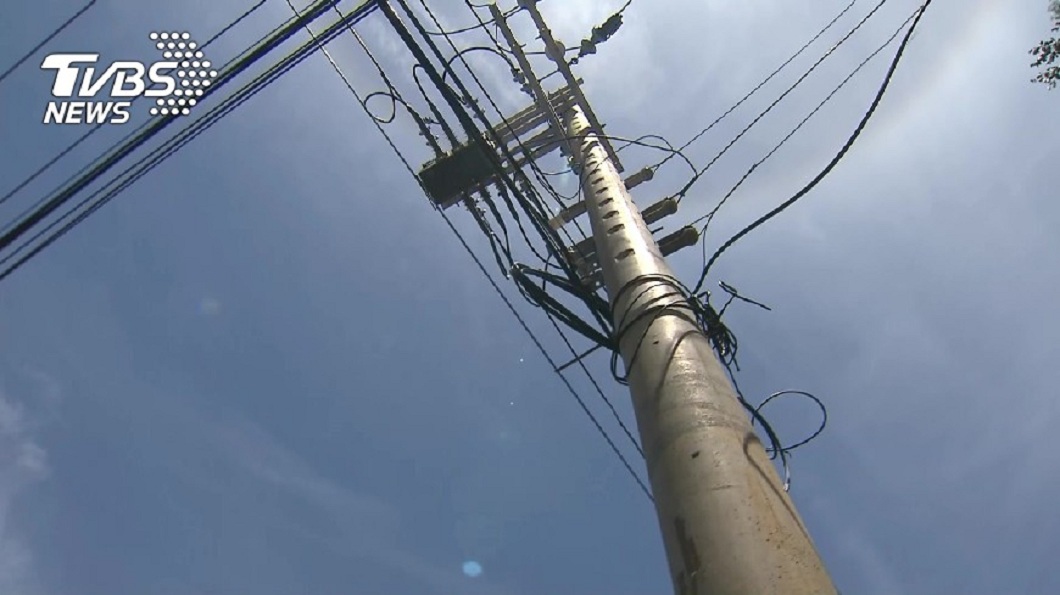 新竹縣一名男子偷電纜線，不慎誤觸高壓電被燒成焦後從6公尺高墜下，當場慘死。(示意圖／TVBS)