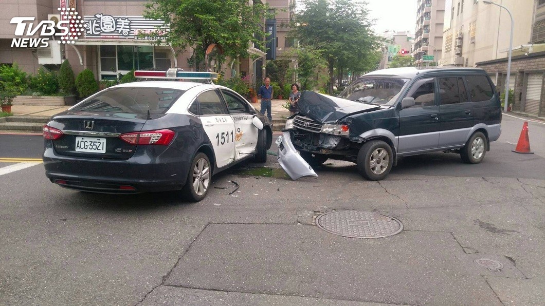 事後調查,這起車禍地點,正好是前一天黃姓女子墜樓身亡的案發地點,而且駕駛的王姓員警,正好就是前一天處理命案的員警。(圖/TVBS)