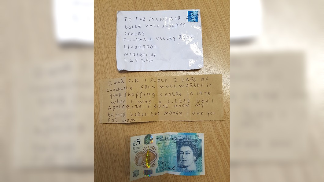 英國一名男子日前寄了一封道歉信，裡面還夾了5英鎊，稱說是要為了彌補43年前的過錯。(圖／翻攝自Belle Vale Shopping Centre臉書粉絲團)