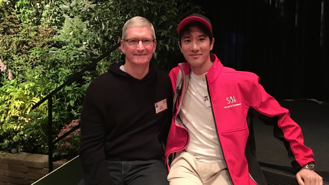王力宏2016年參加太陽谷會議時，和蘋果執行長庫克相聚。圖／翻攝自王力宏臉書