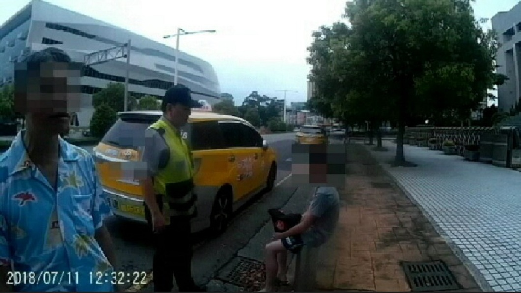 台中市一名男童獨自搭上計程車，司機見狀覺得有異報案處理。(圖／TVBS)