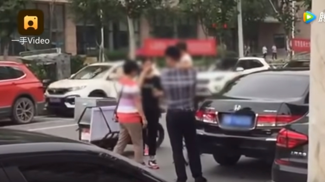 少女似乎受到驚嚇,不斷哭泣。圖/翻攝梨視頻