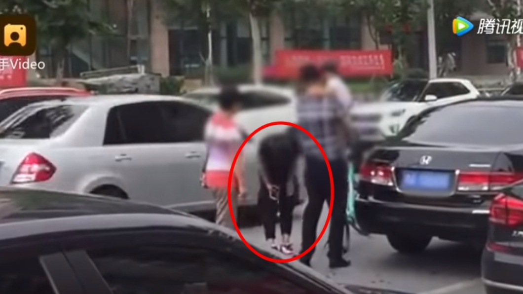 少女不斷90度鞠躬道歉。圖/翻攝梨視頻