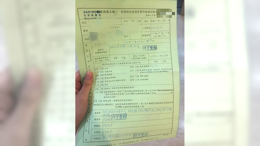 從乾姐上傳驗傷照片中可以看見,小花臉部、手部紅腫瘀傷。圖/翻攝臉書
