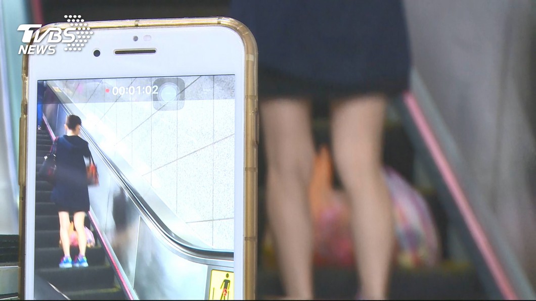 事後女大生請現場一對夫妻幫忙檢查男網友手機,確定並無任何偷拍照片。(示意圖/TVBS)