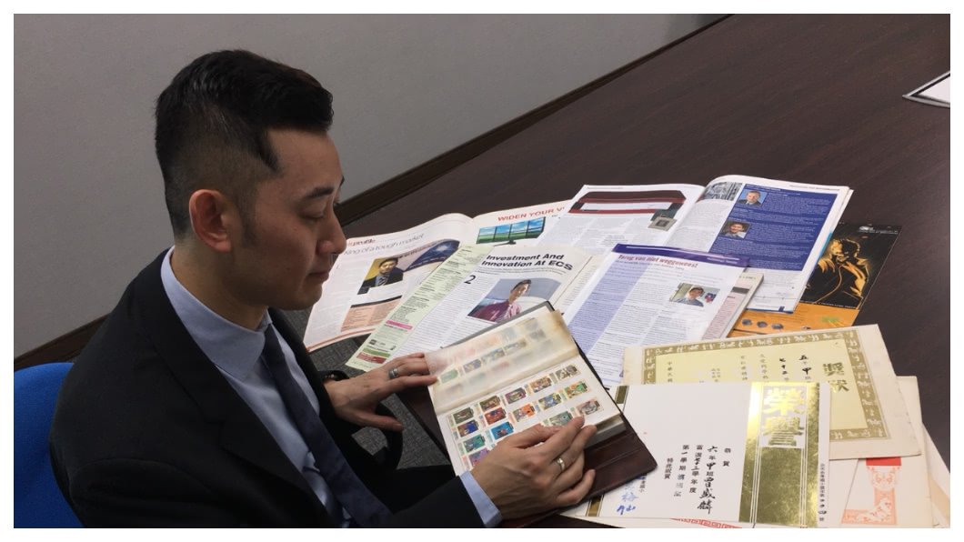 次子曾盛麟從葡 萄王董事會票選下意外接班,有宗教信仰的他,認為一切都是「緣分」,他希望哥哥曾盛陽有一天也能聽聽李宗盛《新寫的舊歌》,以人子的角色,與逝去的父親講和。 圖/TVBS