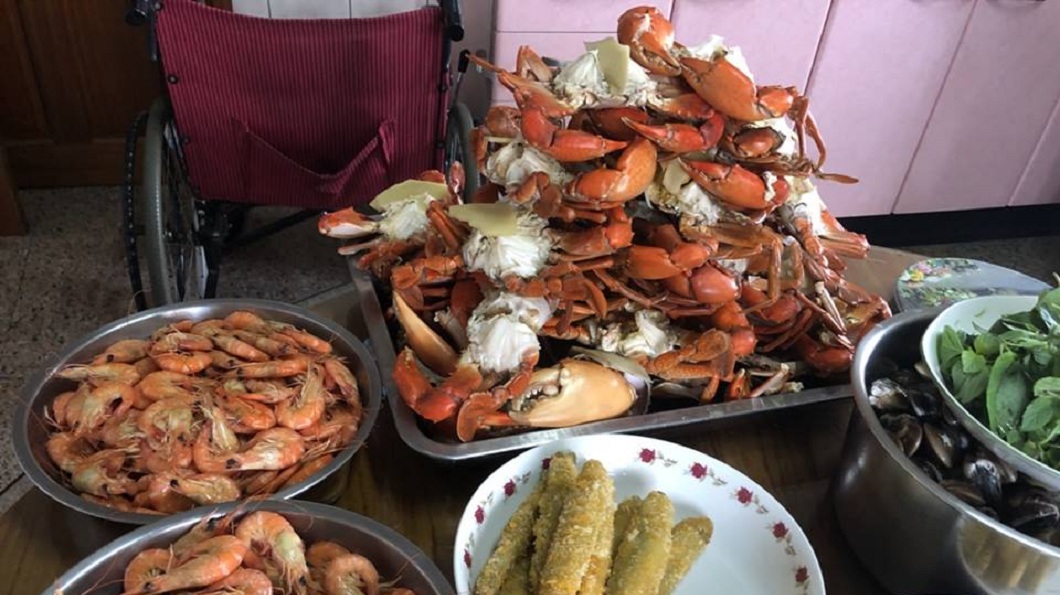 看到這桌滿滿的海鮮,網友們笑稱:這是痛風餐吧。(圖/翻攝自爆廢公社)