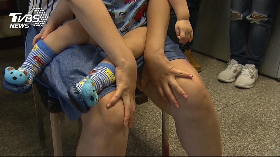 日前有一名新手媽媽上網發文指控，帶小孩去打預防針時，遭到醫師掰開大腿性騷擾。(圖／TVBS)