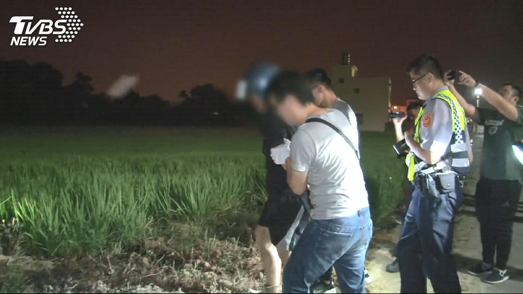 男子在行兇後於住家500公尺外的一處大排被逮捕。(圖/TVBS)