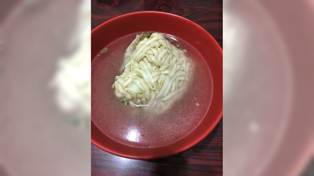 女網友分享自己買的陽春麵只有清湯和麵，讓她十分傻眼。(圖／翻攝自爆怨公社)