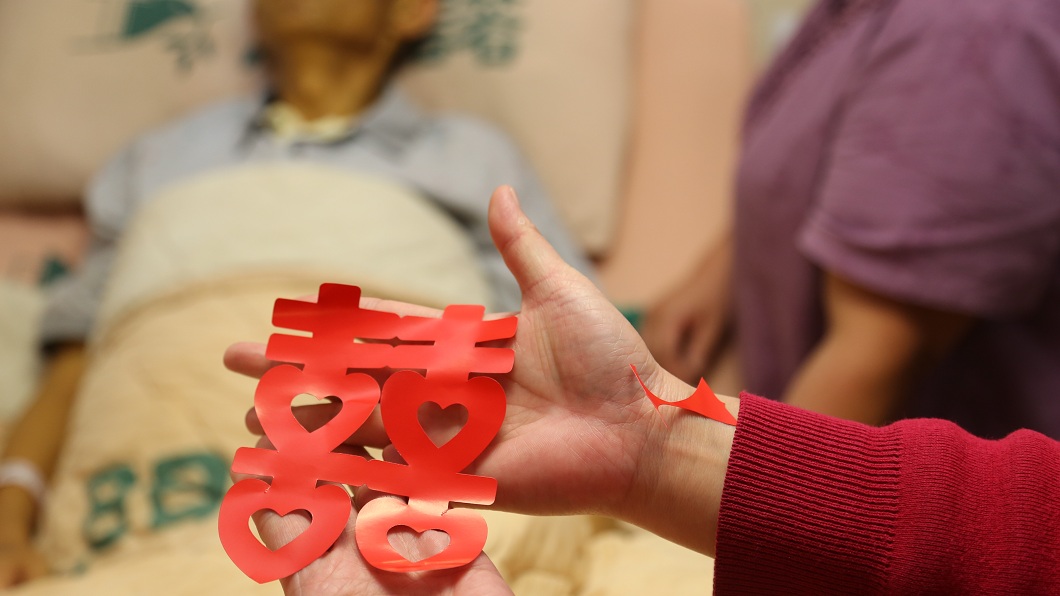 醫護人員還製作了囍字貼在病床周增添喜氣。(圖/門諾公益提供)