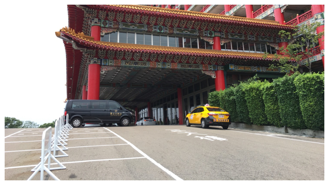 三年前,圓山大飯店是門庭若市,一輛輛雙層遊覽巴士駱驛不絕,一直是陸客來台首選,滿山停車位一位難求。如今接駁小巴載客三三兩兩,大片停車場空空蕩蕩。 圖/TVBS