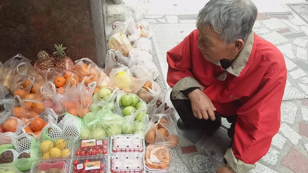 台中文心路郵局前方，總會看到一名老爺爺在這裡賣蔬果。(圖／光線提供)