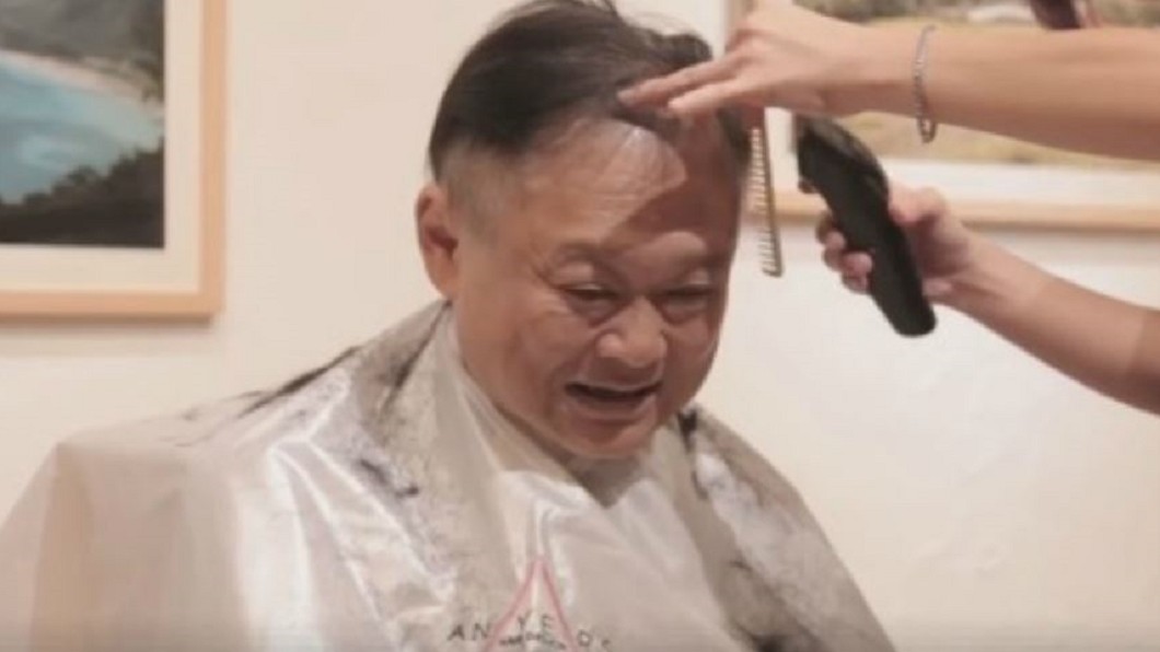 2017年王世堅履行影片破百萬點閱的承諾,在臉書直播剃頭過程。圖/翻攝自 王世堅 臉書