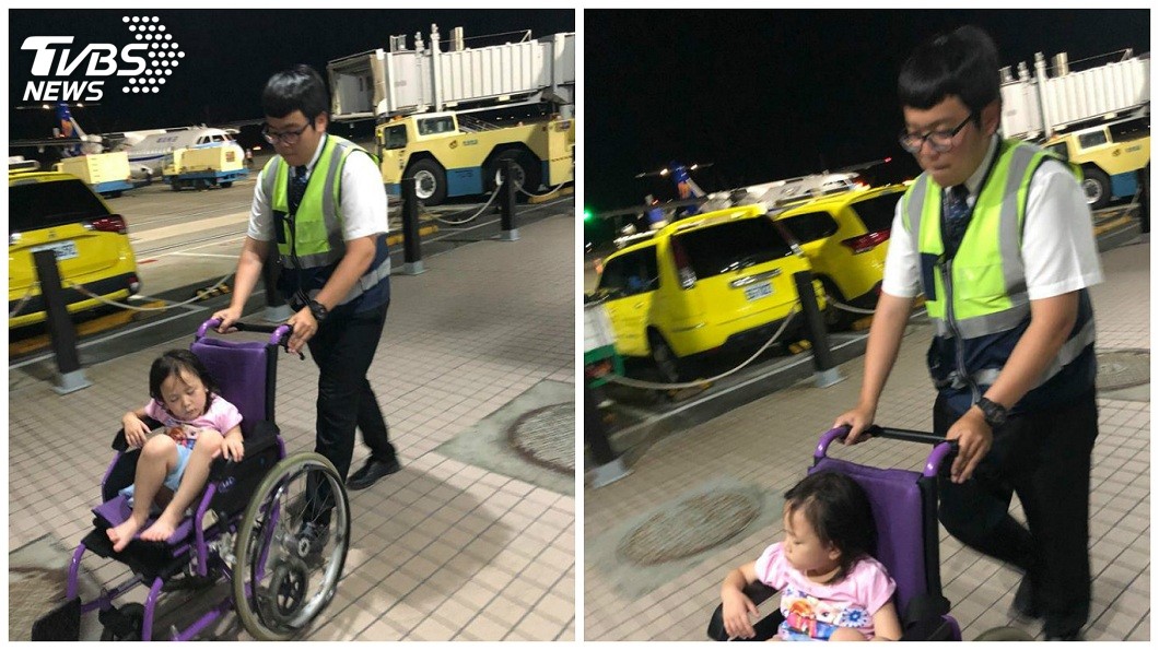 除了空姐之外,地勤人員也幫忙用輪椅推出。(圖/網友呂小姐授權提供)