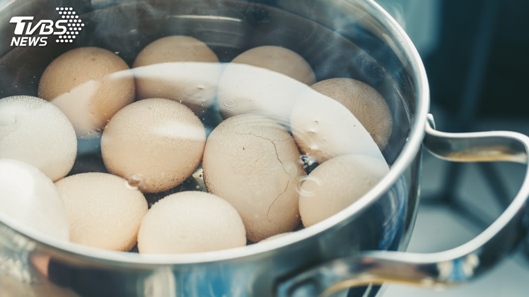 網友在臉書發文分享滷水煮蛋，結果出鍋時表面出現黑點。（圖／TVBS）