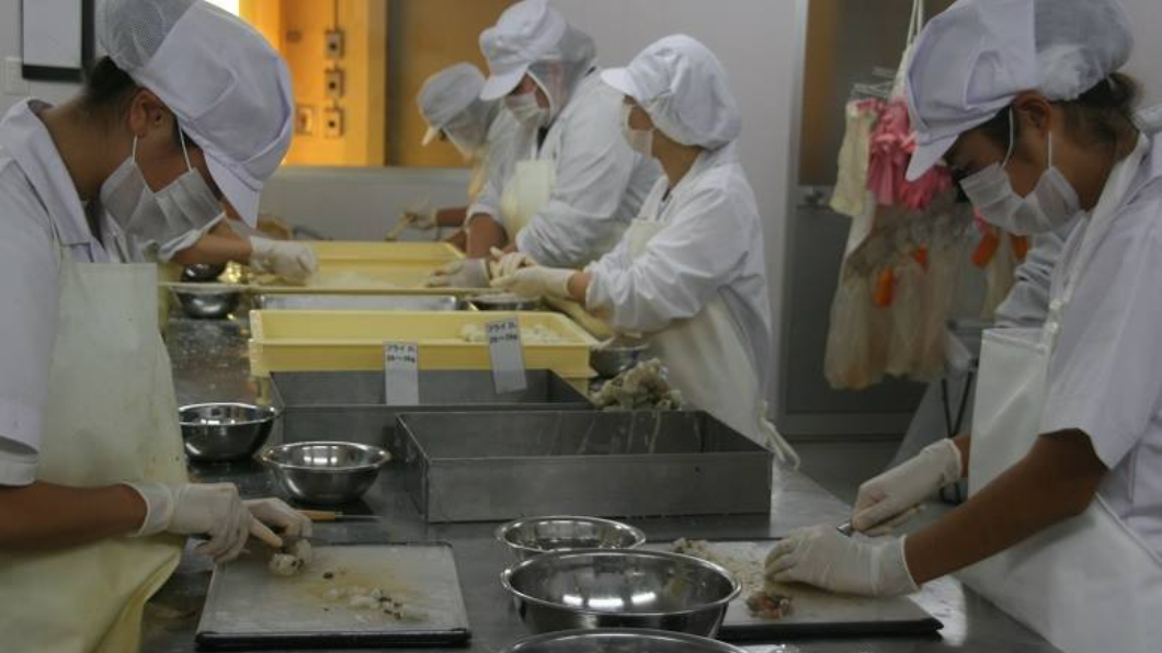 這間佛系海鮮加工廠員工的作業畫面。圖/翻攝自臉書
